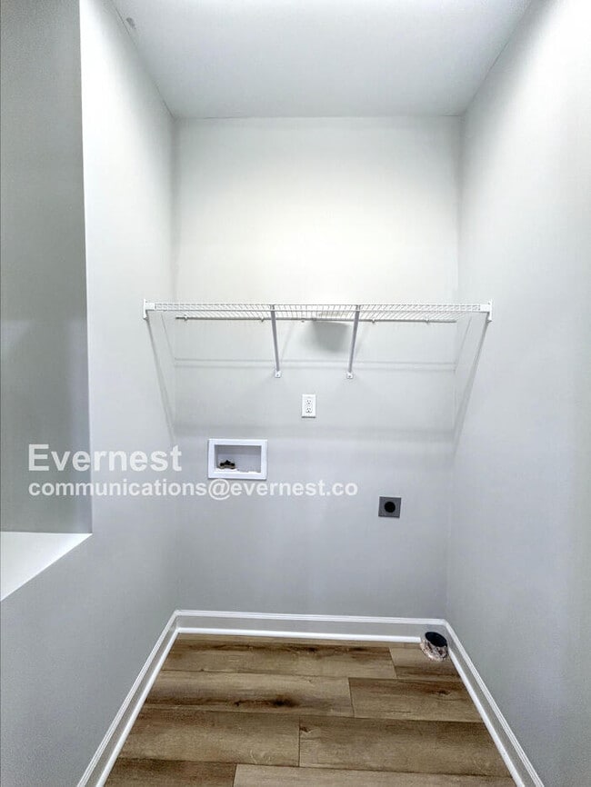 Building Photo - 212 Malvern Dr SW