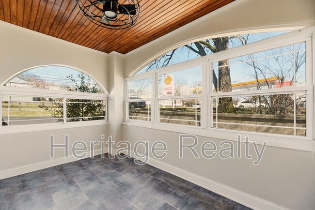 Building Photo - 3820 Sutherland Ave