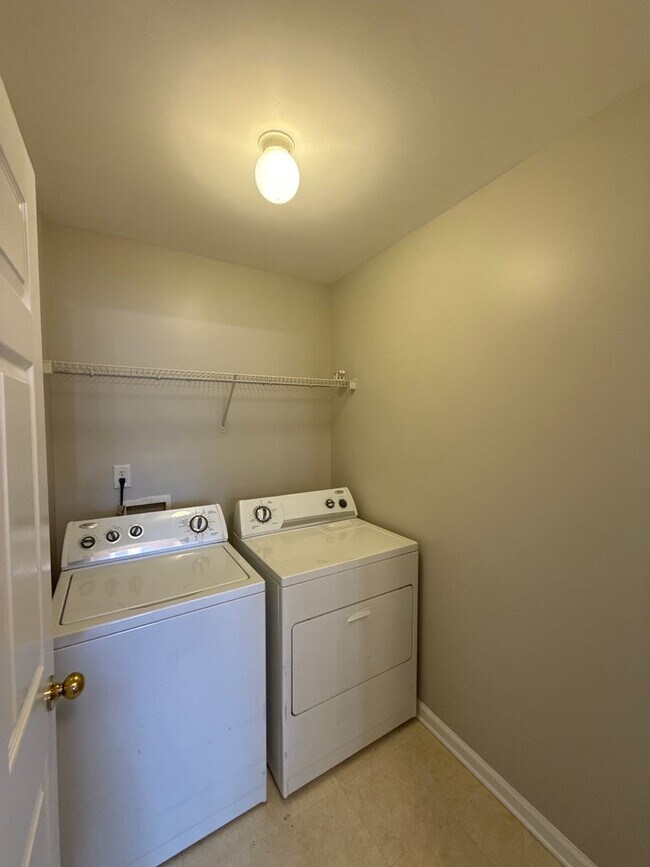 Building Photo - 4 Bedroom Home in Moss Creek!
