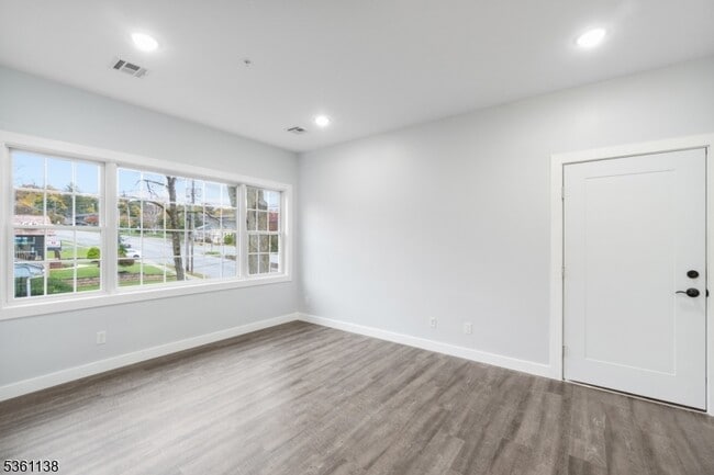 Building Photo - 627 Bloomfield Ave
