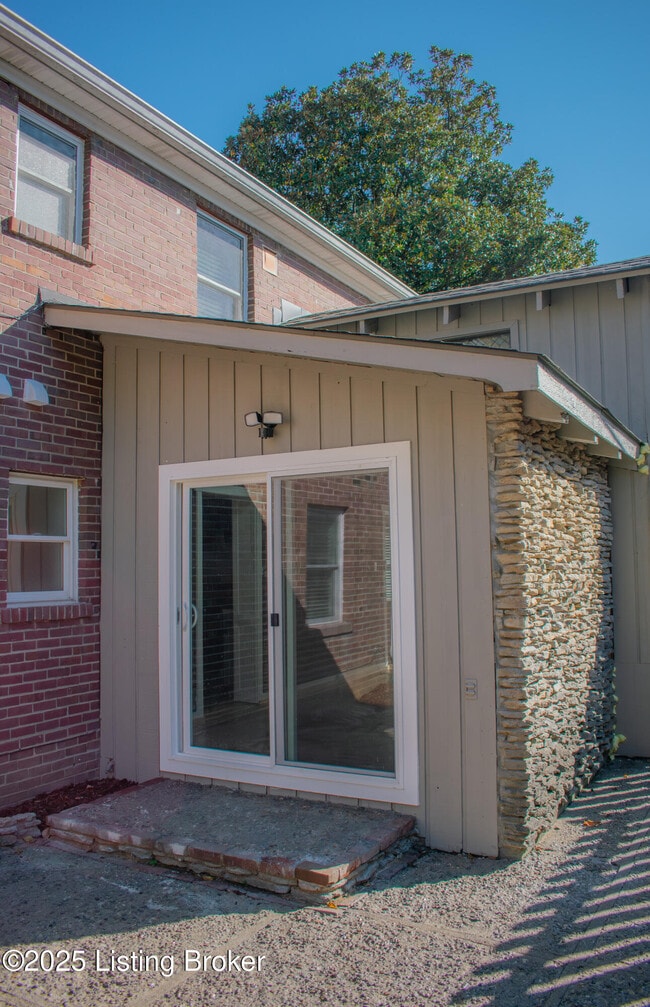 Building Photo - 2725 Brownsboro Rd