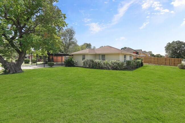 Building Photo - 5966 Doulton Dr