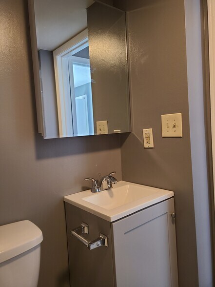 Bathroom - 84 Tell St