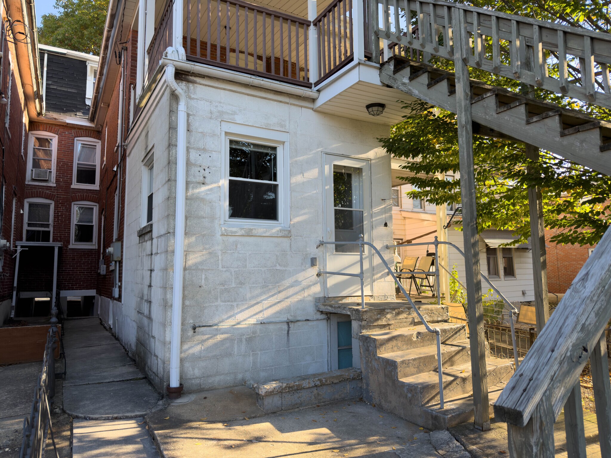 Building Photo - 216 W Main St