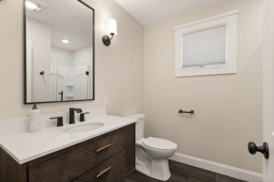 Building Photo - 701 E 2nd St