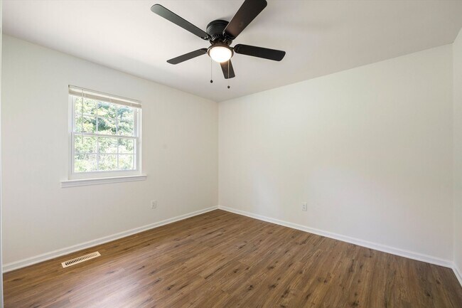 Building Photo - 4015 Shady Oak Dr