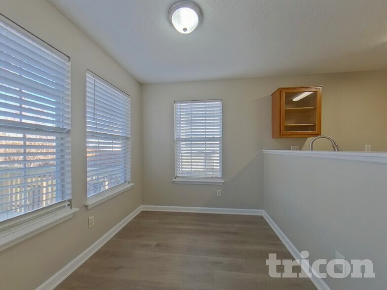 Building Photo - 3740 Longview Dr