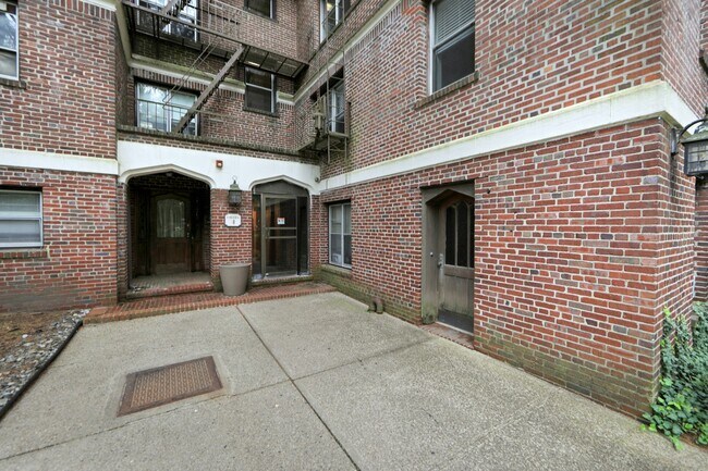 Building Photo - 100 E Palisade Ave