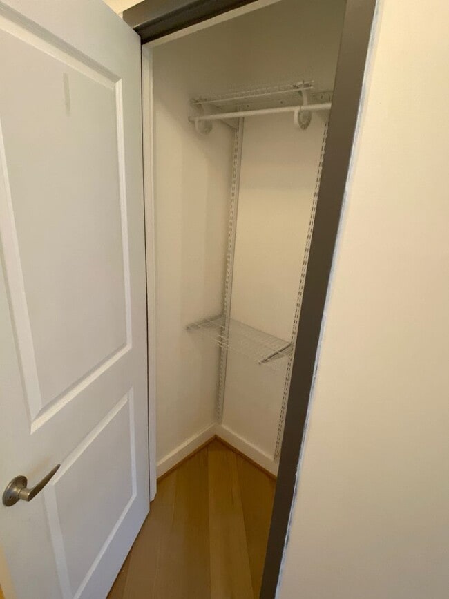 Building Photo - Beautiful updated 2bd/2ba condo in bustlin...