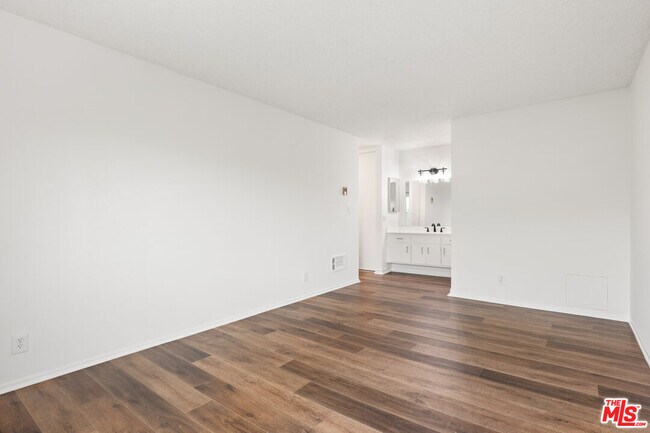 Building Photo - 6000 Canterbury Dr