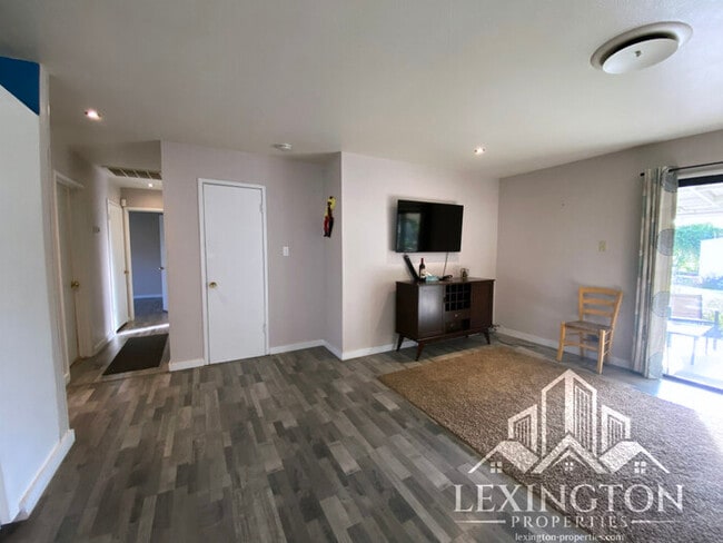 Building Photo - Beautiful, 3BD/2BA, Home available in Sacramento off Madison Ave. and Auburn Blvd.