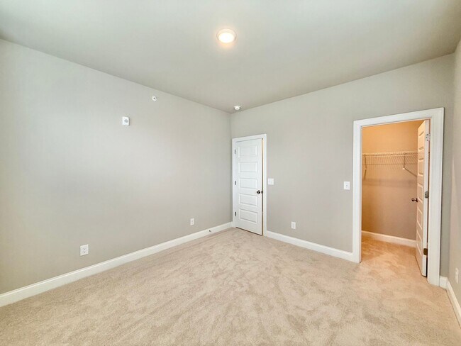 Building Photo - **OFFERING FIRST MONTH'S RENT FREE, $200 MOVE IN PROMOTION & REFUNDABLE APPLICATION FEES** New Co...