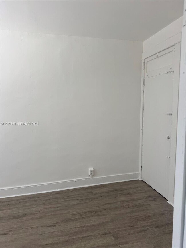 Building Photo - 1552 SW 2nd St