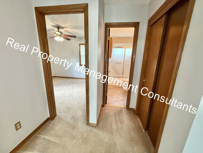 Building Photo - 2 Bedroom, 1.5 Bath Now Available!