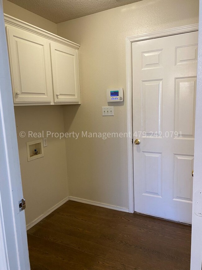 Building Photo - 6005 Sandy Parker Ct