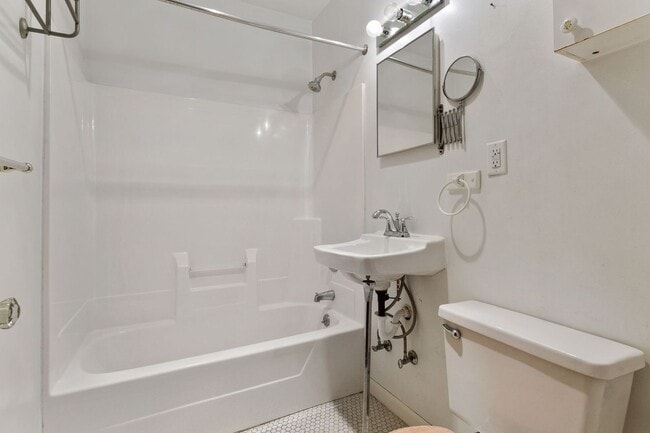 Building Photo - 117 Cedar Lake Road South