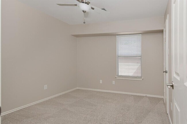 Building Photo - 11 Scenic Brook Ct