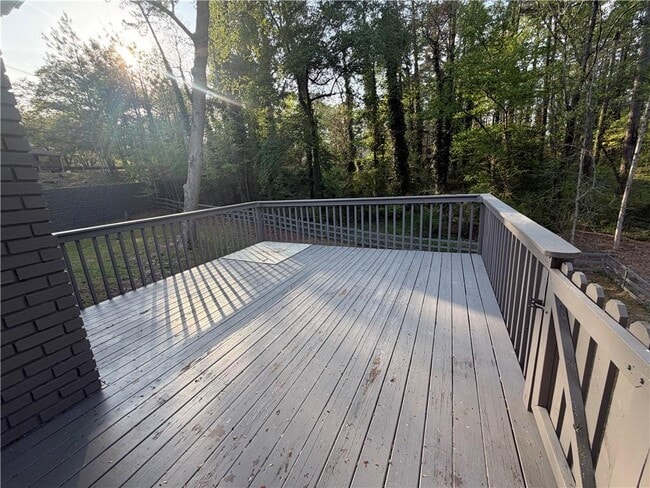 Building Photo - 3336 Camelot Dr NE