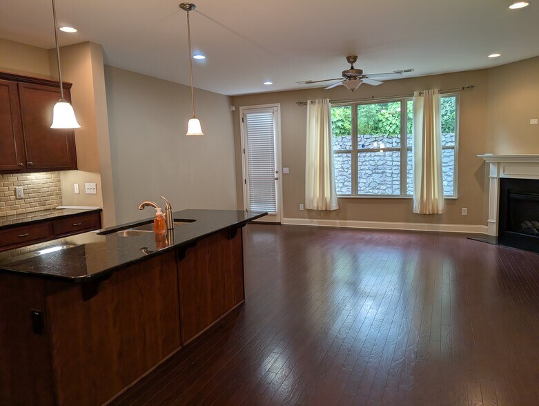 Building Photo - 419 Waterbrook Dr