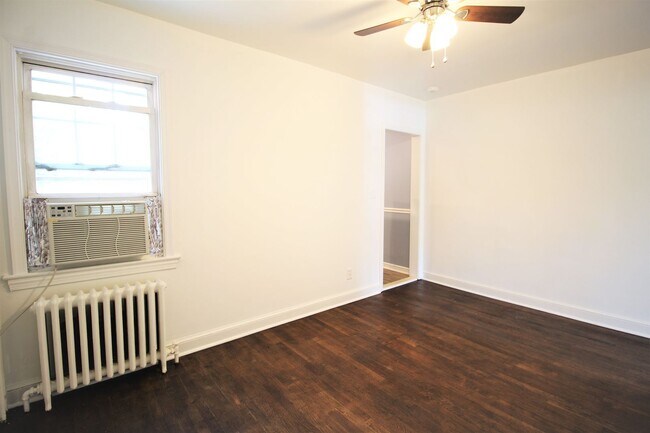 Building Photo - Townhouse Two Blocks to Braddock Rd Metro Station