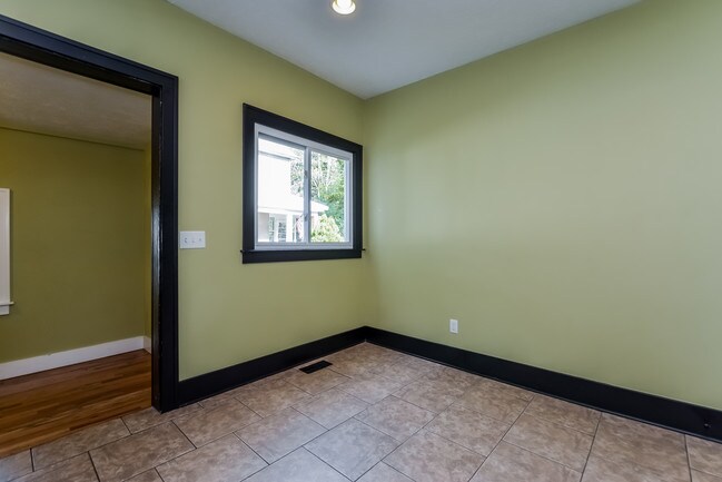 Building Photo - 227 Valley Ave NW