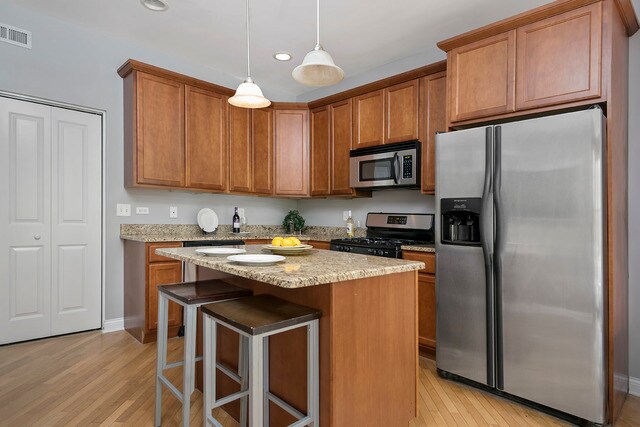 eat-in kitchen with stainless steel appliances - 1332 W Greenleaf Ave