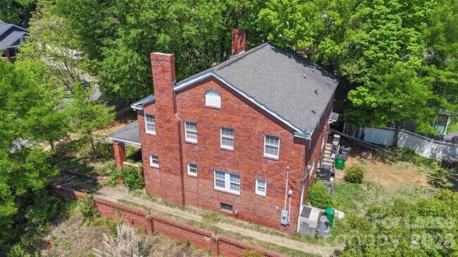 Building Photo - 703 S Summit Ave