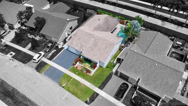 Building Photo - 16643 Redwood Way