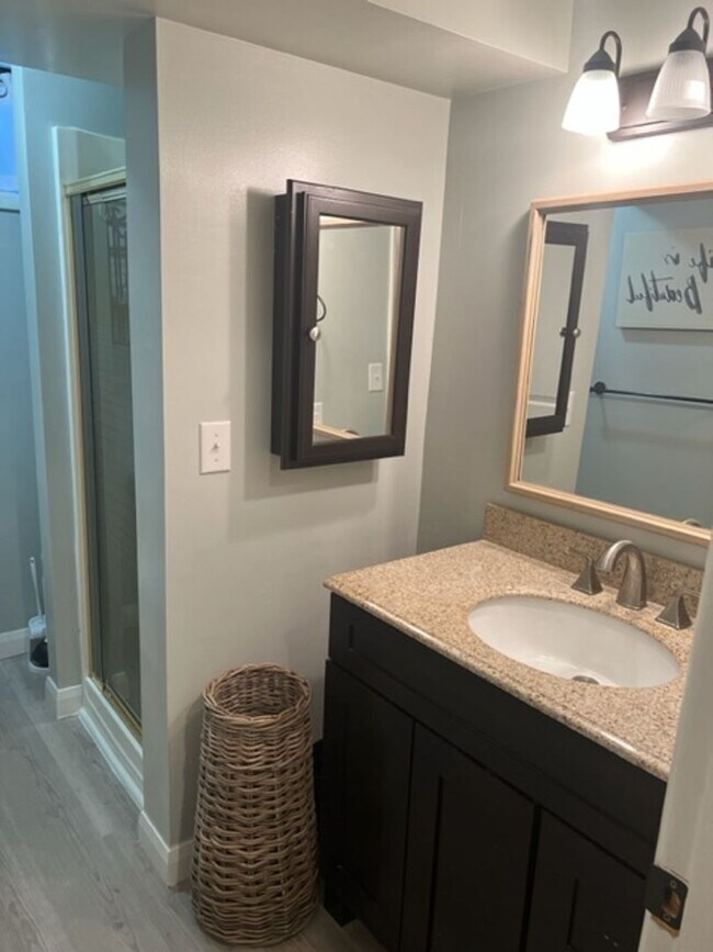 Building Photo - Beautiful apartment close to trails