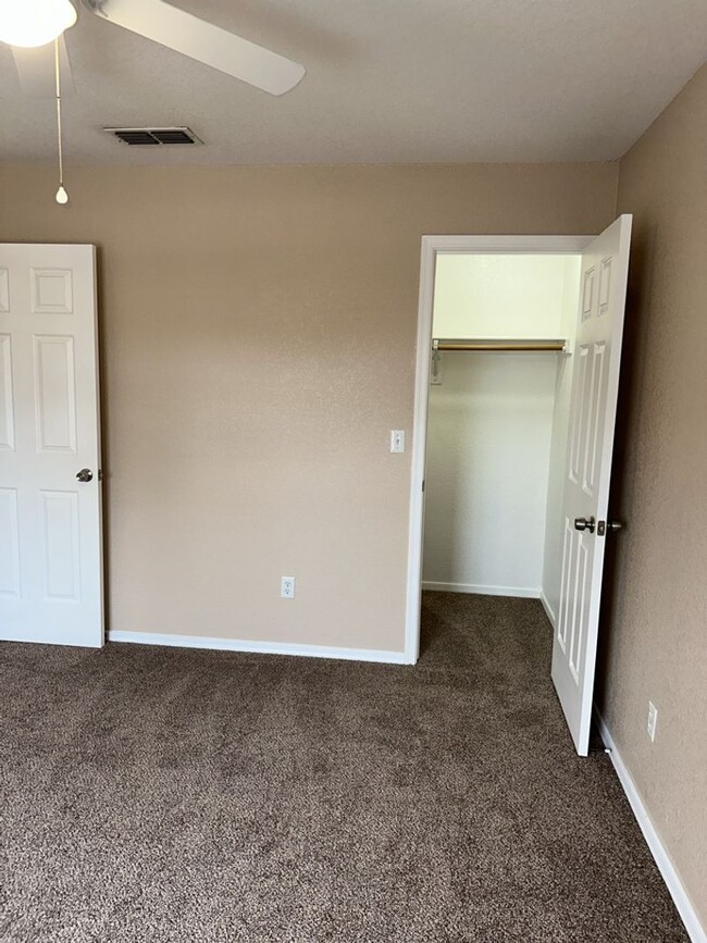 Building Photo - Unfurnished Full Time