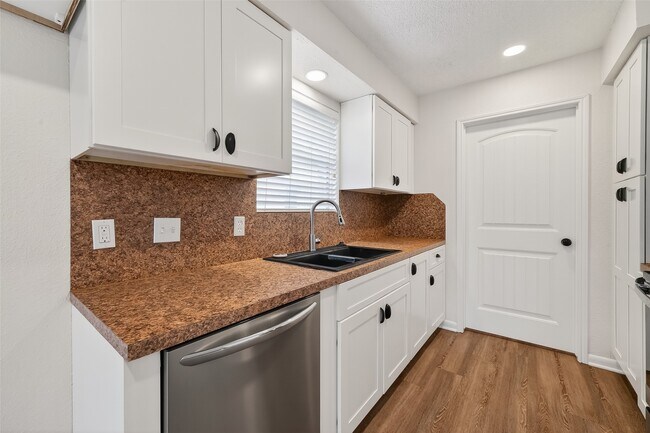 Building Photo - 9538 Ravensworth Dr