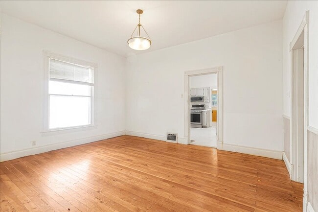 Building Photo - Spacious Updated Cottage