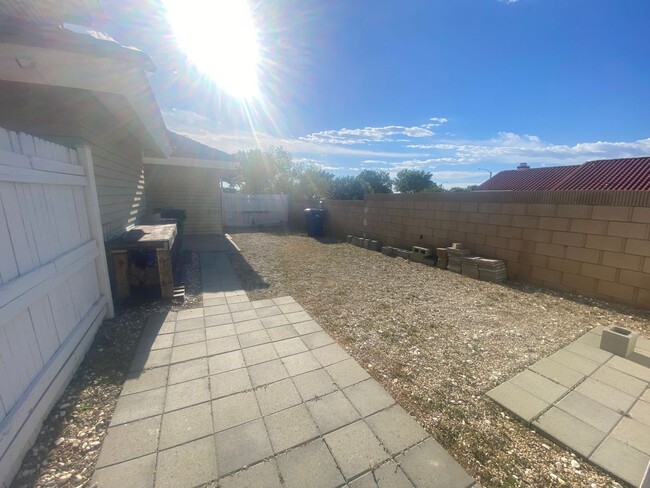 Building Photo - Quartz Hill Pool Home