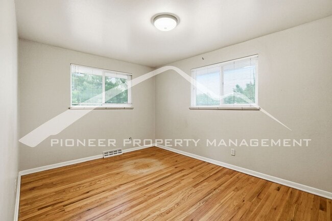 Building Photo - Charming Duplex with Washer/Dryer and Fenced Yard