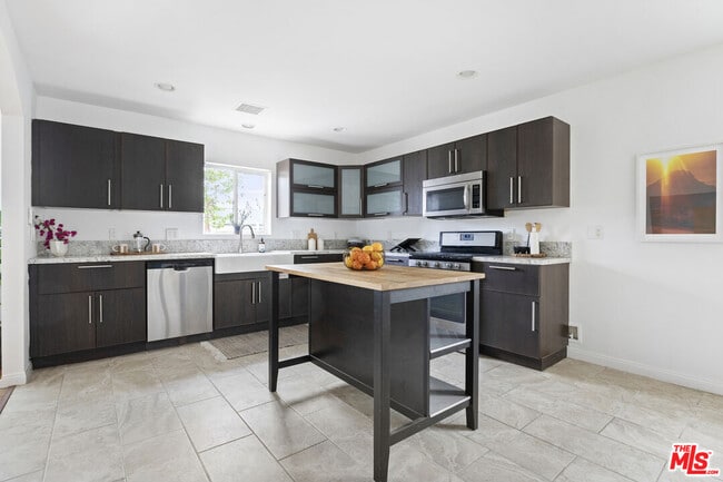 Building Photo - 11465 Cumpston St