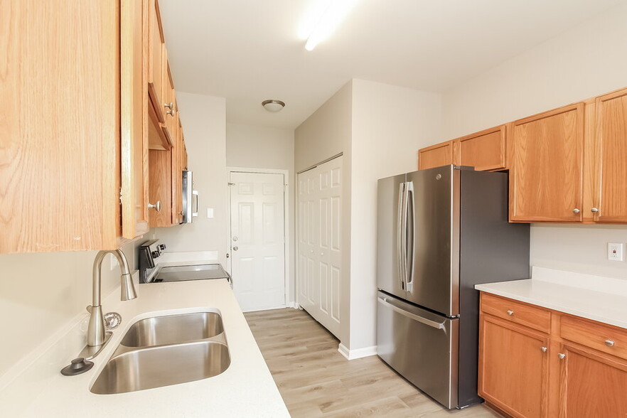 Building Photo - 8704 Rozumny Dr