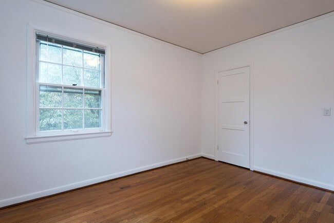 Building Photo - 5600 NE Sandycrest Terrace