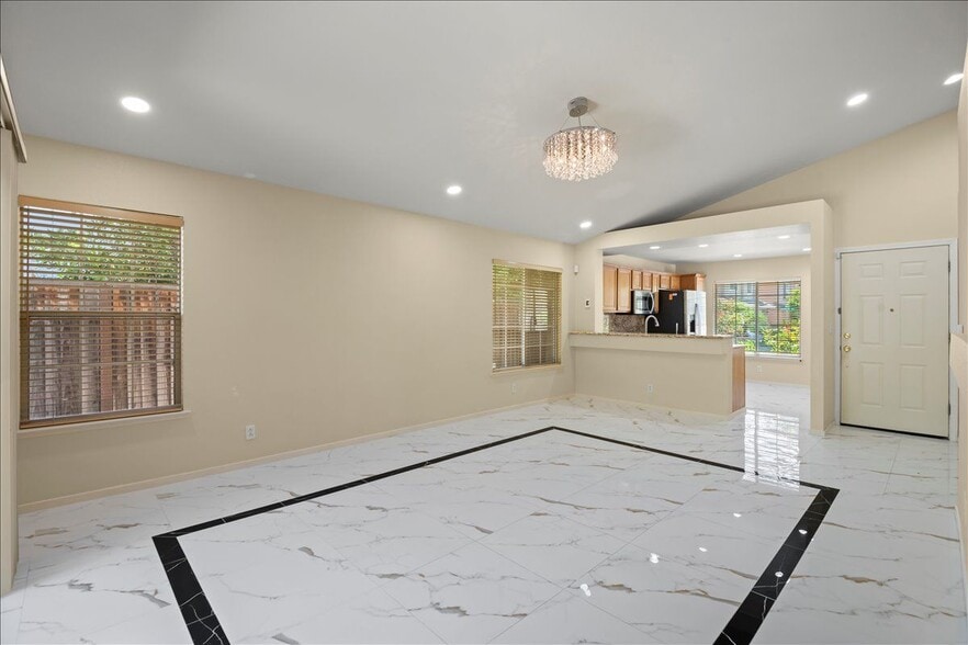 Building Photo - 38806 Litchfield Cir