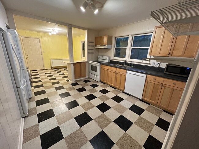 Kitchen - 816 Amsterdam Ave NE