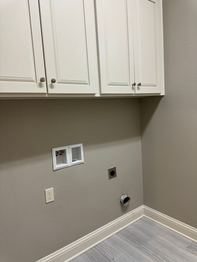 Building Photo - Gated community with community POOL!!!!