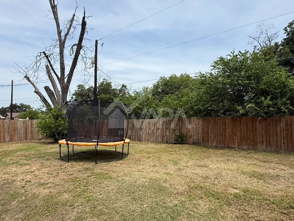 Building Photo - 4907 Stoneleigh Dr