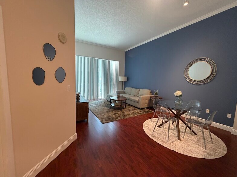 Building Photo - 2000 N Bayshore Dr