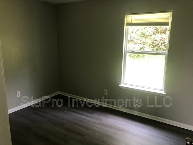 Building Photo - 164 Village Pl