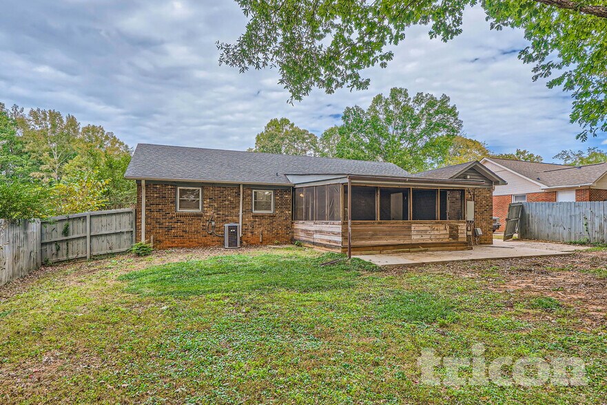 Building Photo - 5313 Larewood Dr