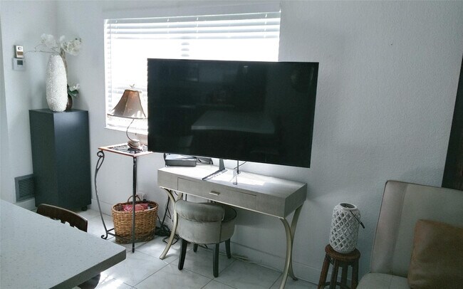 Building Photo - 307 Saxony Dr