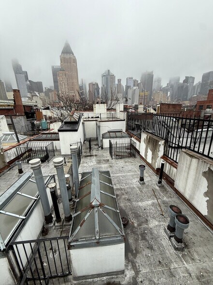 Building Photo - 692 10th Ave