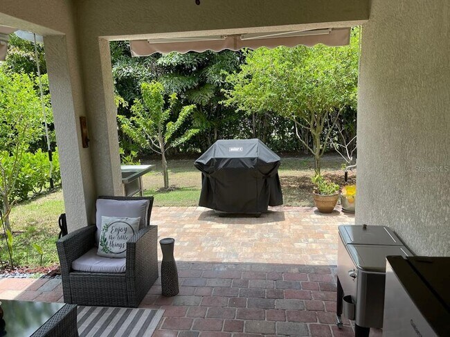 Building Photo - 690 Hadley Pl E