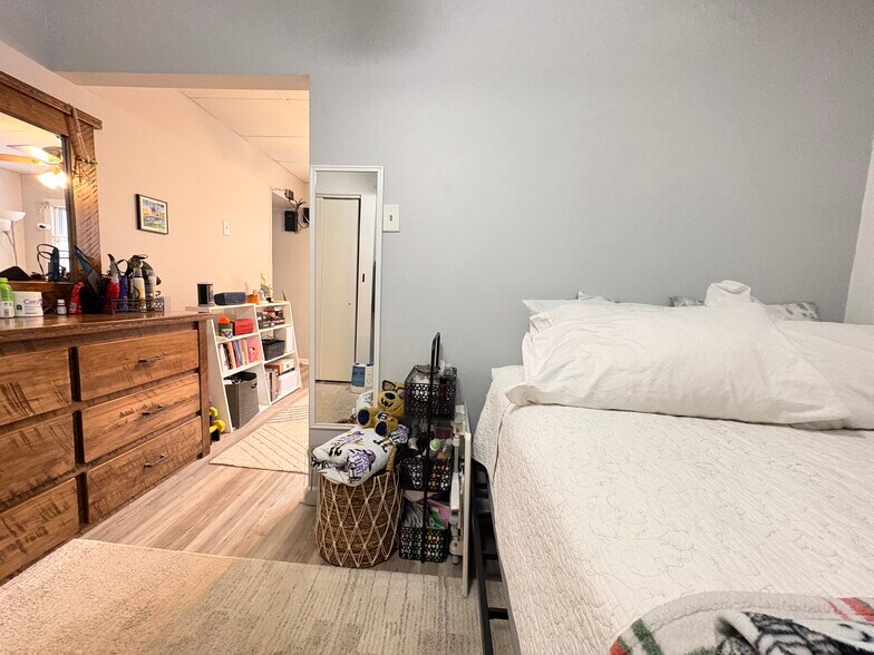 Building Photo - 5807 Hobart St