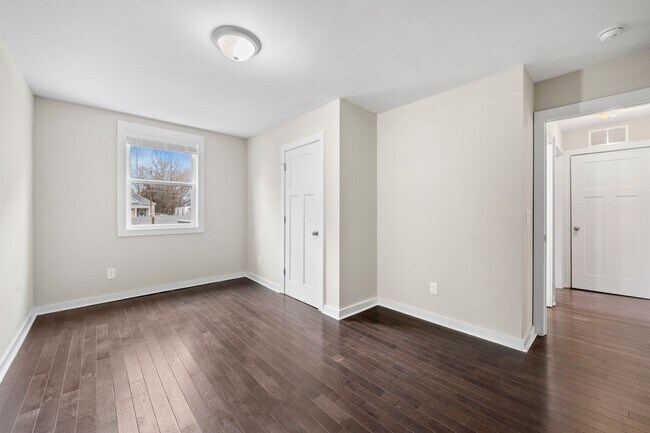 Building Photo - Cheery downtown bungalow with stunning finishes and fenced back yard.