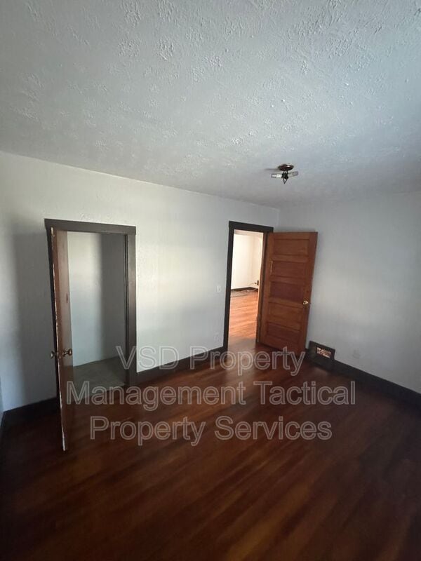 Building Photo - 2907 Oakwood Ave